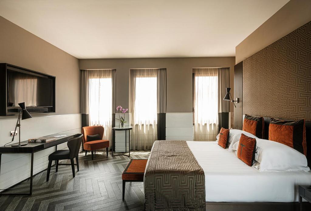 罗马The Tribune, part of JdV by Hyatt的酒店客房设有一张大床和一张书桌。