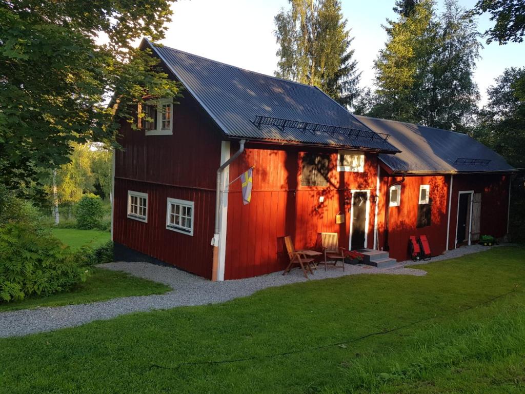 诺拉Det lilla huset的院子里的红色谷仓,配有桌椅