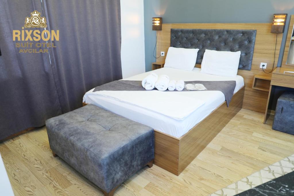 阿瓦西拉尔Rixson Otel的一间卧室配有一张床和一张搁脚凳