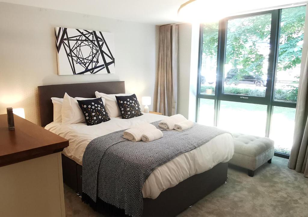 约克2 Bedroom Apartment, Free Parking的一间卧室配有一张床,上面有两条毛巾