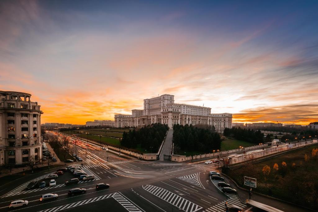 布加勒斯特Sunsets at the Palace的享有繁忙城市与大楼交汇处的景色