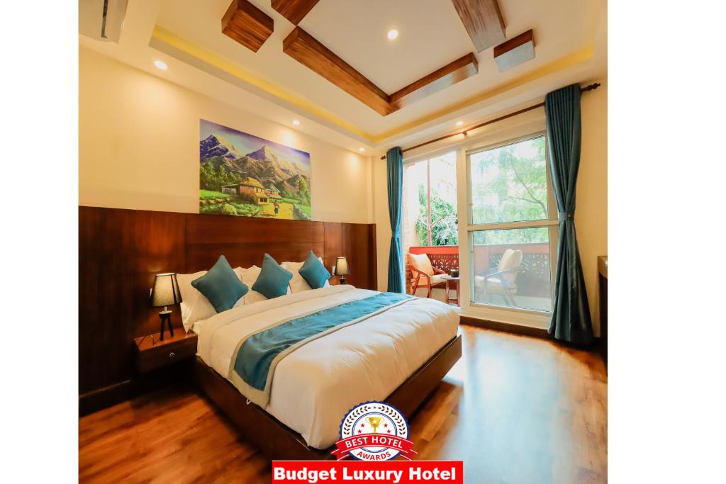 加德满都Kathmandu Aagantuk Hotel的一间卧室设有一张床和一个大窗户