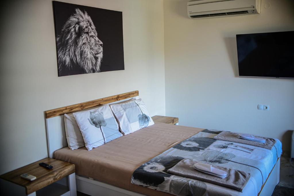 桑丹斯基Medius Park Apartment的一间卧室配有一张带木制床头板的床