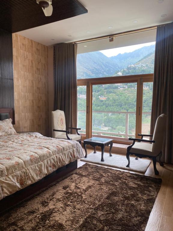 斯瓦特The Swat House的一间卧室设有一张床和一个大窗户