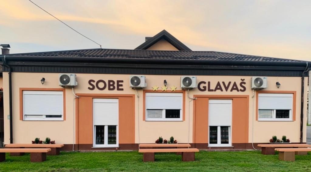 GarešnicaSobe Glavaš的前面有长椅的建筑
