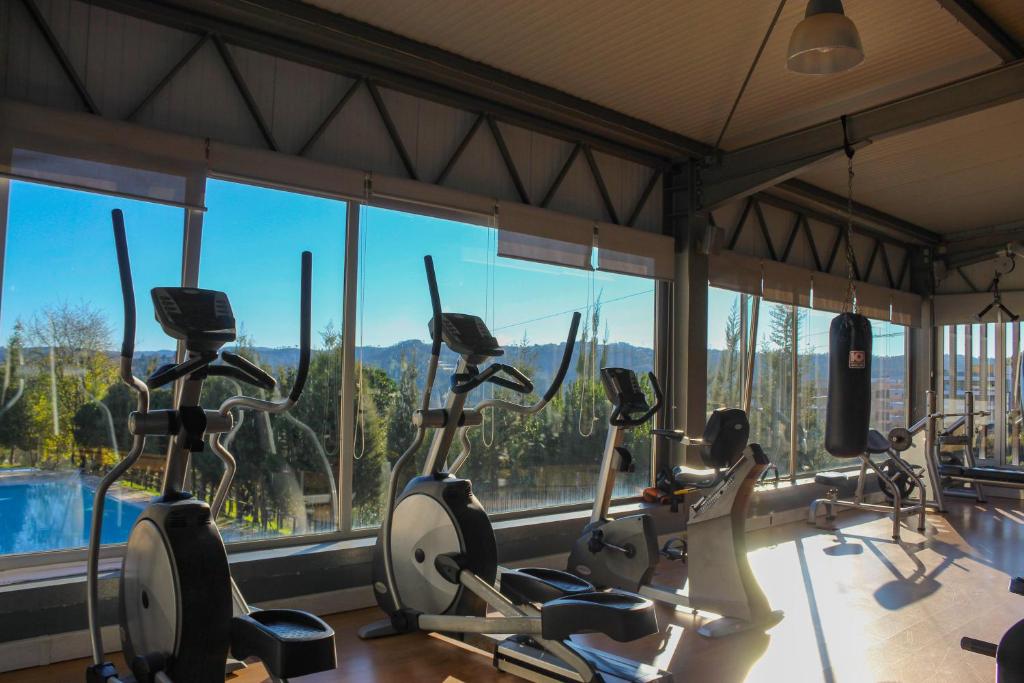 科英布拉科英布拉露营地及简易别墅的窗户前设有有氧运动器材的健身房