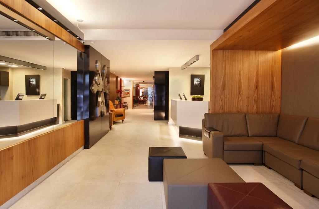 里约热内卢考帕苏尔酒店的客厅配有沙发和桌子