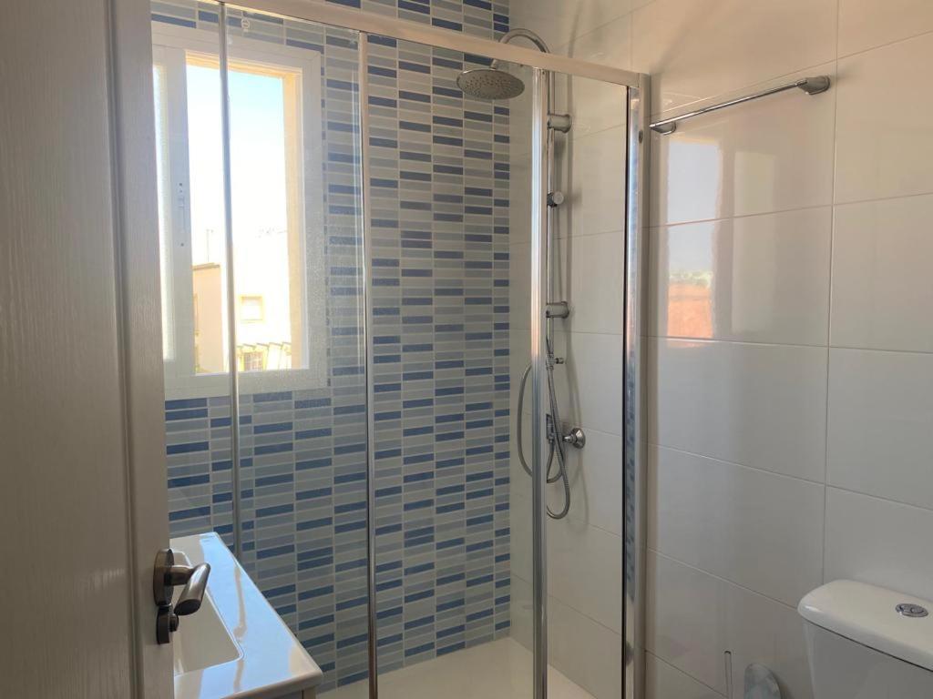 圣玛丽亚港Apartamento Vista Al Mar Calle Ciruela的带淋浴和卫生间的浴室以及窗户。