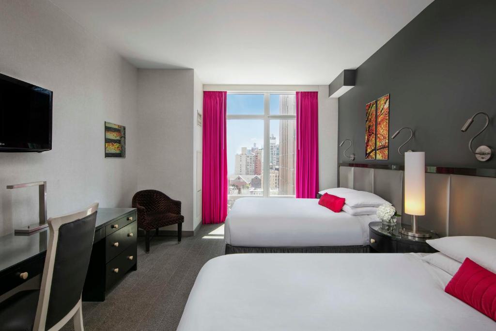 纽约罗顿公园大道酒店的酒店客房设有两张床和窗户。