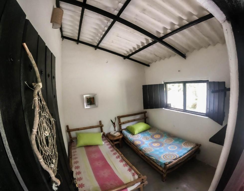 GirocasacaReserva Natural La Esperanza的客房设有两张床和窗户。