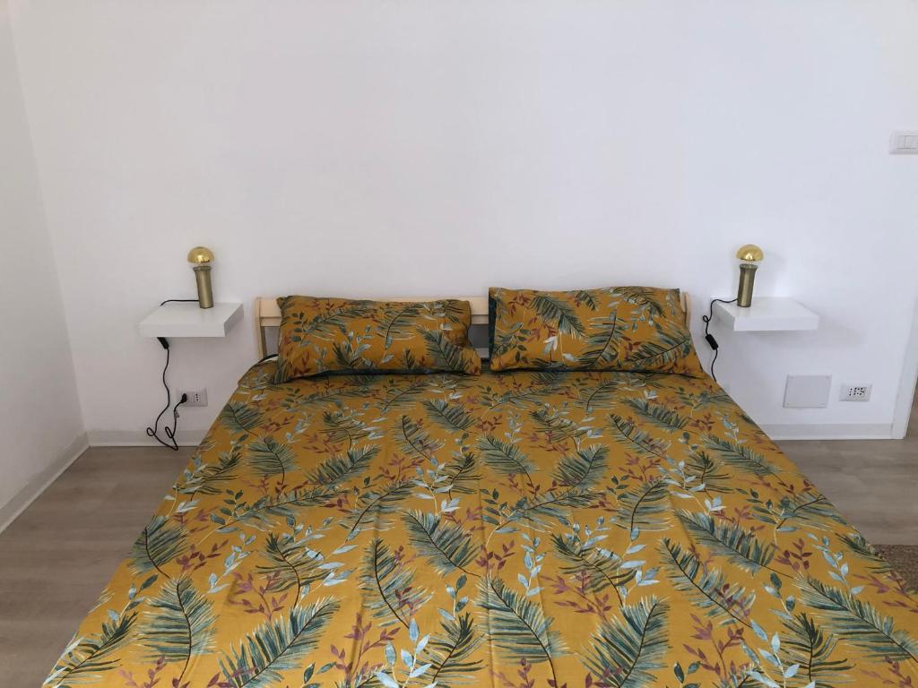 梅斯特Casa Mestrina的一间卧室配有一张黄色和绿色的床罩