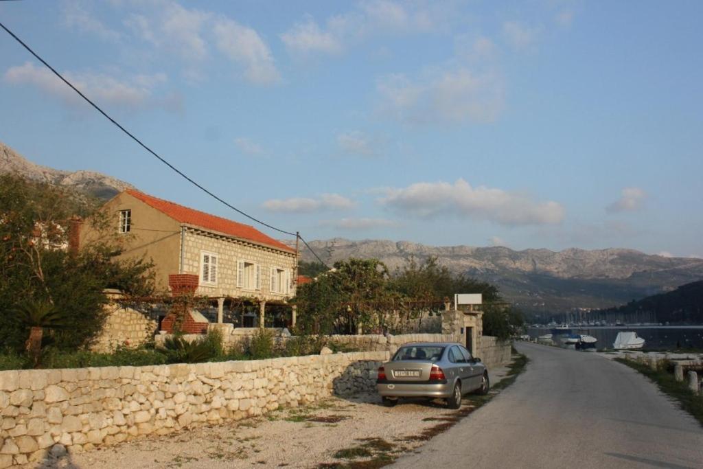 默克斯卡Seaside holiday house Mokosica, Dubrovnik - 8584的停在路边的汽车
