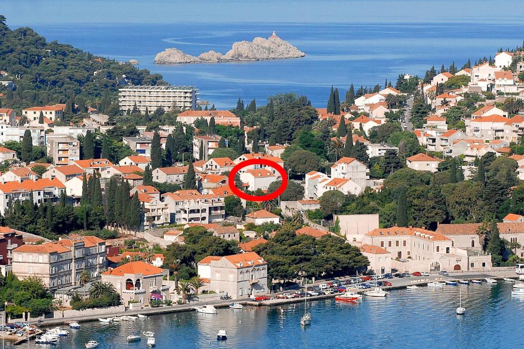 杜布罗夫尼克Apartments with a parking space Dubrovnik - 8593的水中一个红钟的城镇