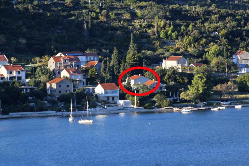 斯拉诺Apartments by the sea Slano, Dubrovnik - 8599的湖中红圆的船