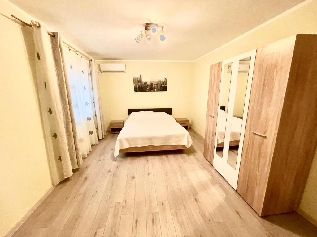 苏利纳Apartment modern in Sulina的卧室中间设有一张床