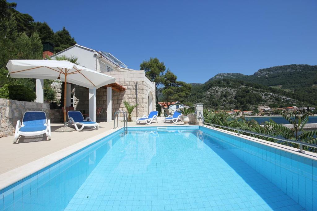 Family friendly apartments with a swimming pool Trstenik, Peljesac - 11081内部或周边的泳池