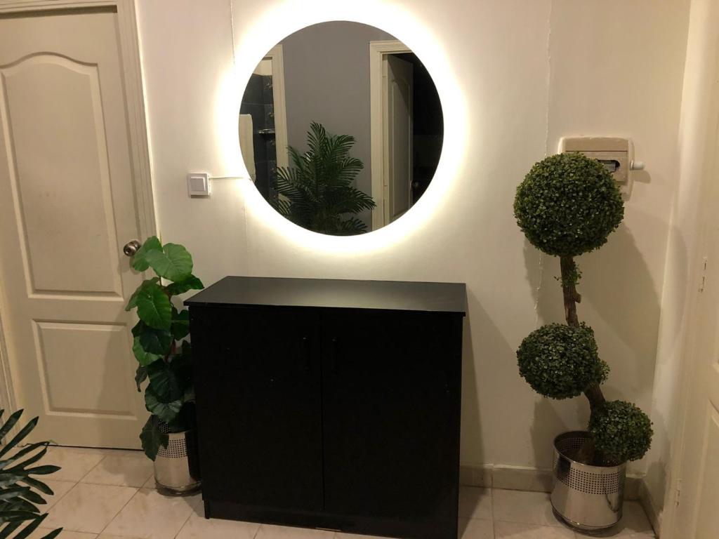 拉瓦尔品第Fully Luxurious Entire Villa Vacation Home In Bahria Town Phase 8的浴室设有黑色梳妆台和镜子