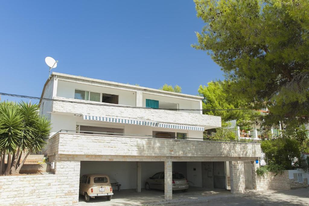 尼亚卢卡Apartments by the sea Cove Nova, Korcula - 11353的两辆汽车停在房子前面的白色房子