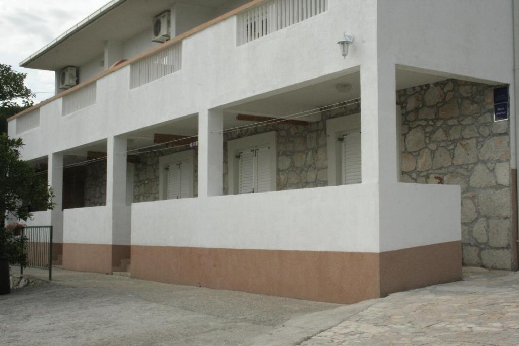 格拉达茨Apartments with a parking space Gradac, Makarska - 11332的白色的建筑,有石墙