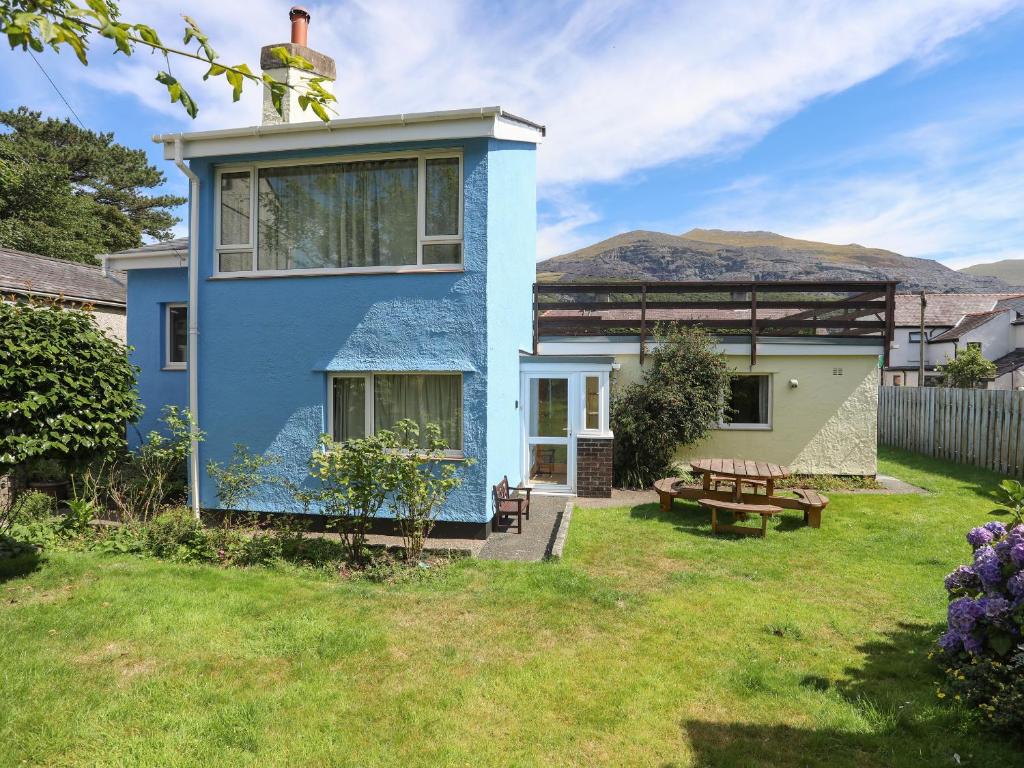 卡纳芬Maesteg - Llanberis的院子里带野餐桌的蓝色房子