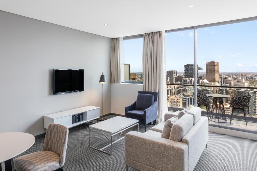 悉尼Meriton Suites Campbell Street, Sydney的一间享有城市美景的客厅