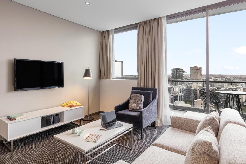 Meriton Suites Campbell Street, Sydney的休息区