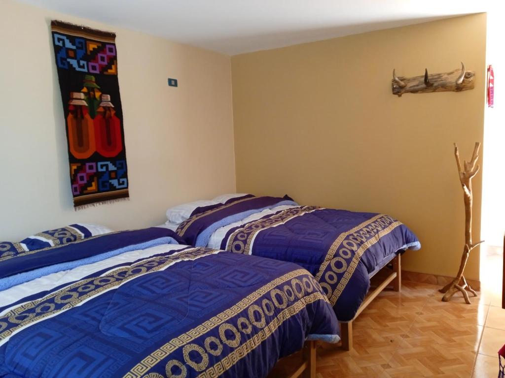 瓦拉斯Ecolodge Casa del Montañista的一间卧室,配有两张床