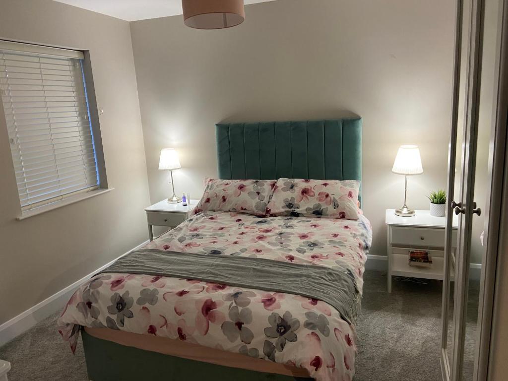 巴利卡斯尔Beautiful private room and bathroom的一间卧室配有一张带绿色床头板的床