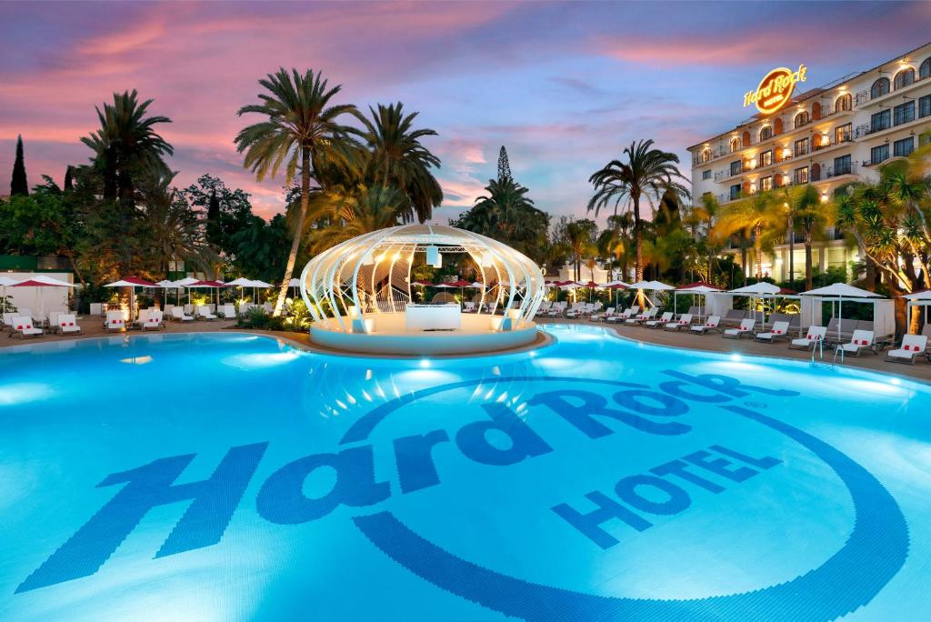 马贝拉Hard Rock Hotel Marbella - Puerto Banús的酒店前方的大型游泳池