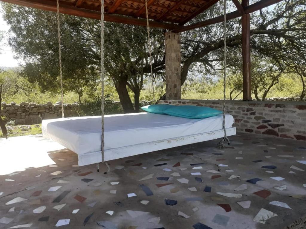 米娜克拉韦罗Casitas de Campo的阁楼内的摇摆床,铺有石地板