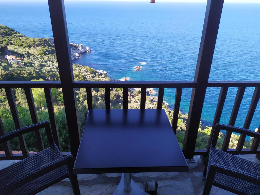 桑加拉达Double studio room in front of the sea的俯瞰大海的阳台配有桌椅