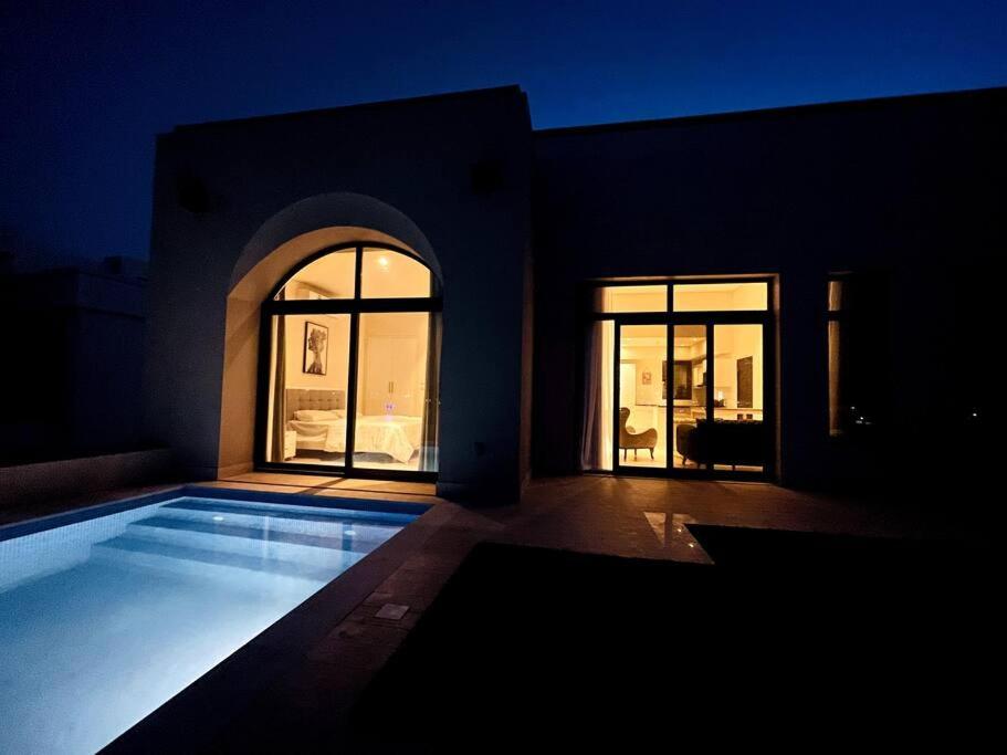 塞拉莱Hawana Lagoon Private villa with private pool的夜间在房子前面的游泳池