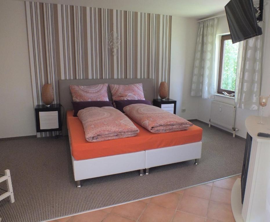 施特龙贝格Ferienwohnung Freyas Walderlebnis的一间卧室配有带2个枕头的床