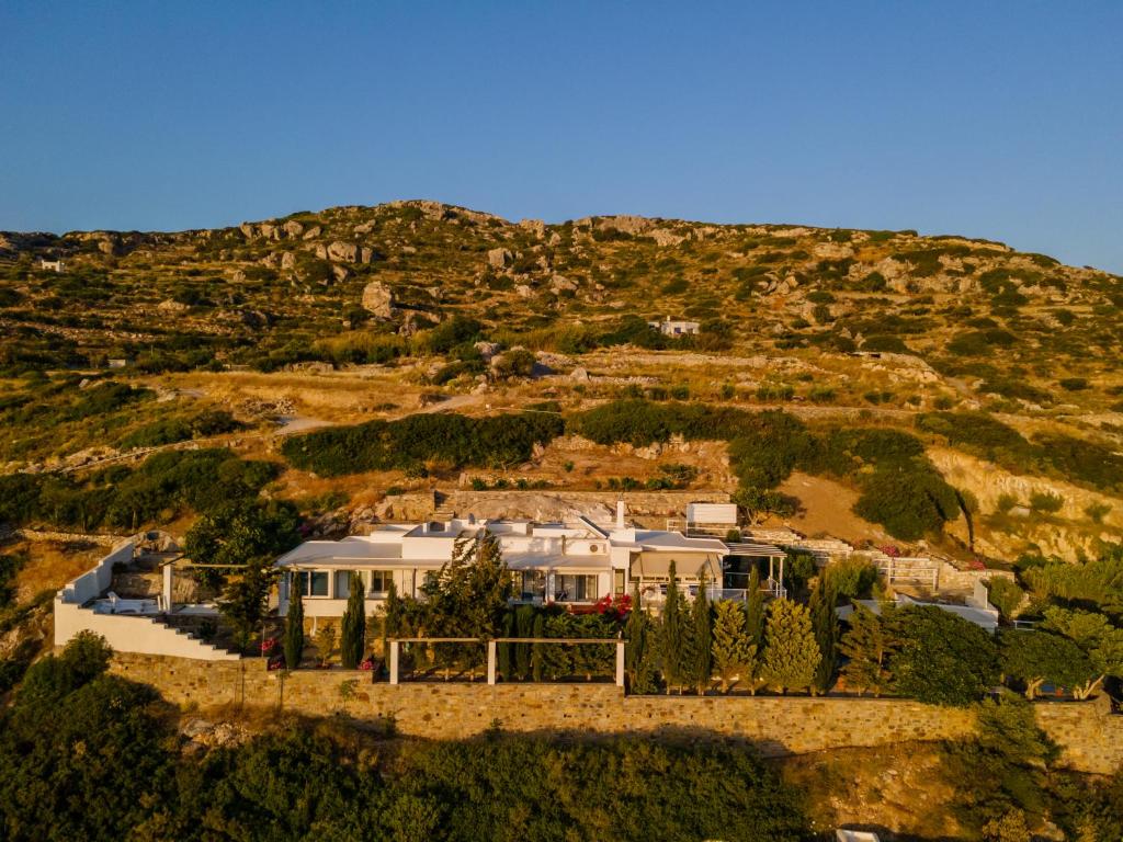 GalanádhonLa Casa di Dolly的山丘上房屋的空中景致