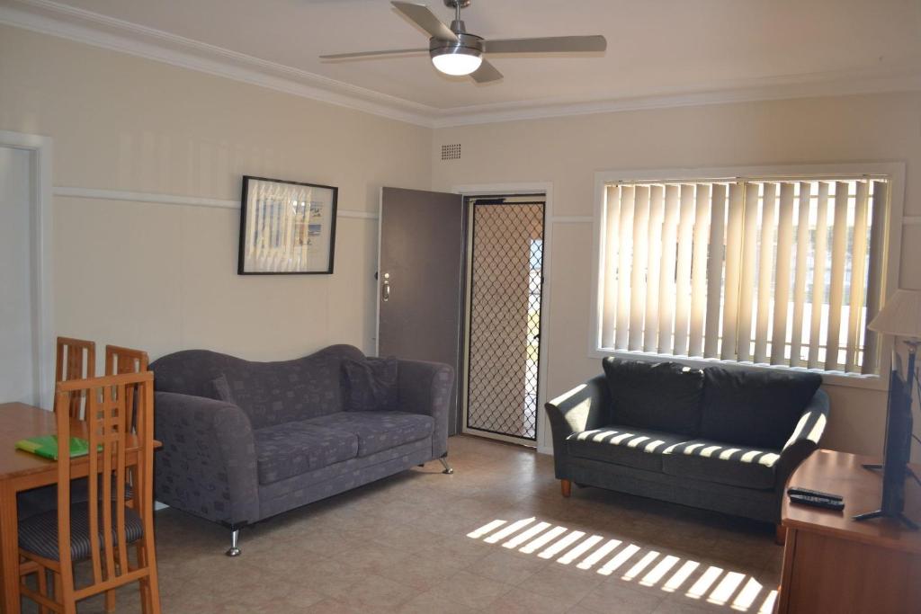 西南岩Clarkes Flat 1的客厅配有沙发和椅子