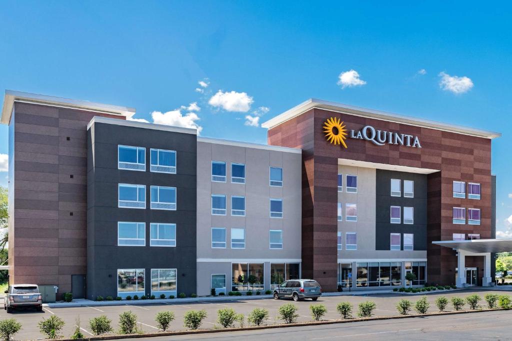 南本德La Quinta Inn & Suites by Wyndham South Bend near Notre Dame的一种带有亮度标志的酒店建筑的 ⁇ 染