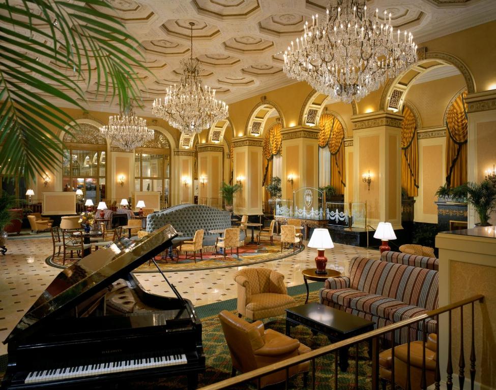 匹兹堡全威廉佩恩酒店的大堂设有三角钢琴和吊灯