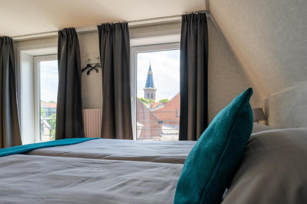 赫鲁德Hotel Groede的一间卧室设有一张床和一个美景窗户。