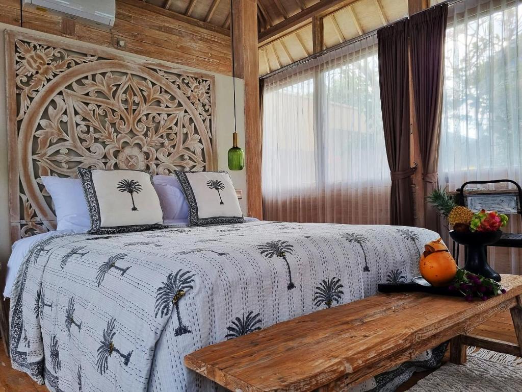 坎古Stay at My Place Bali的一间卧室配有一张带木制床头板的床