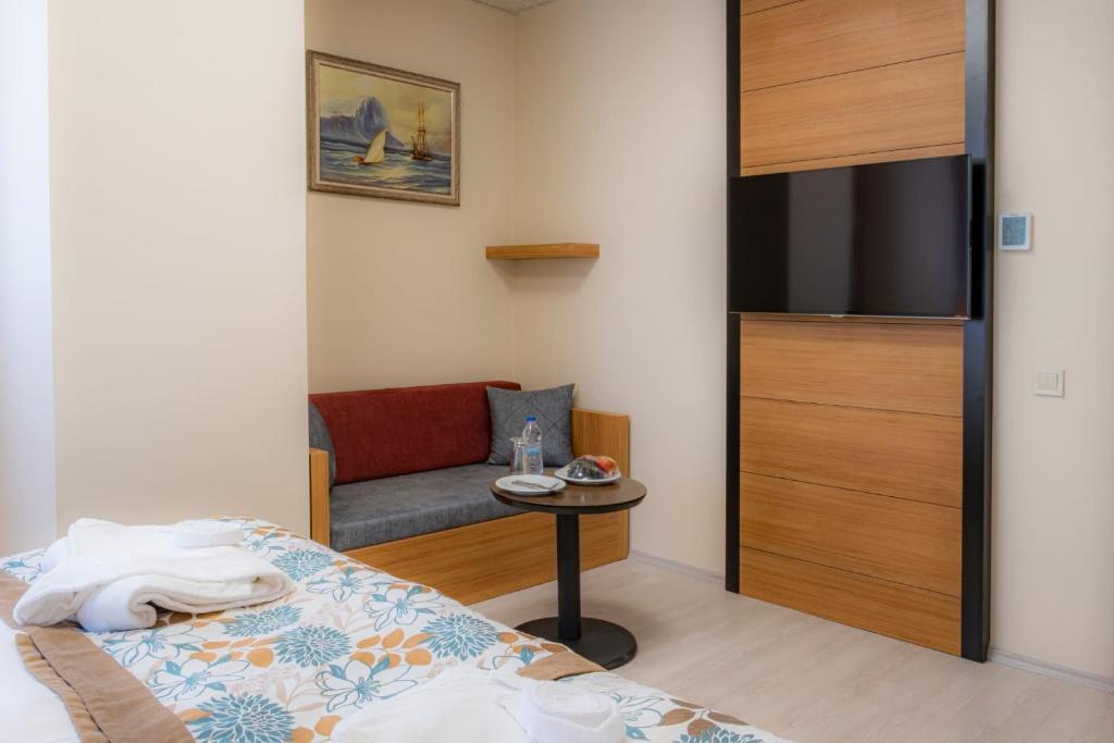 科尼亚AYDINBEY PARK OTEL的一间卧室配有一张床、一把椅子和一张桌子
