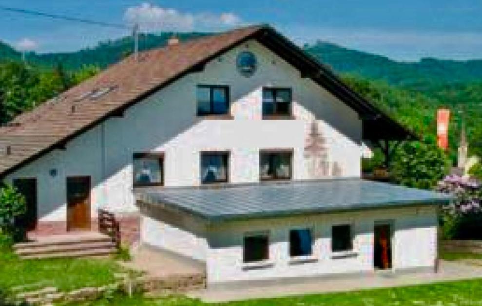 加格瑙Naturfreundehaus Grosser Wald的白色房子,有 ⁇ 帽屋顶