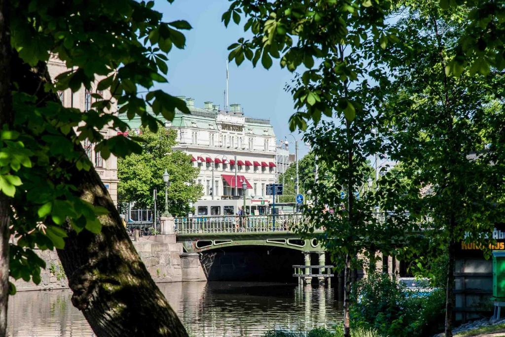 哥德堡埃格斯酒店的一座建有建筑物的河上桥梁
