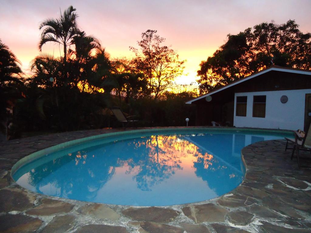 La Garita费尔南多住宿加早餐旅馆的一座享有日落美景的游泳池