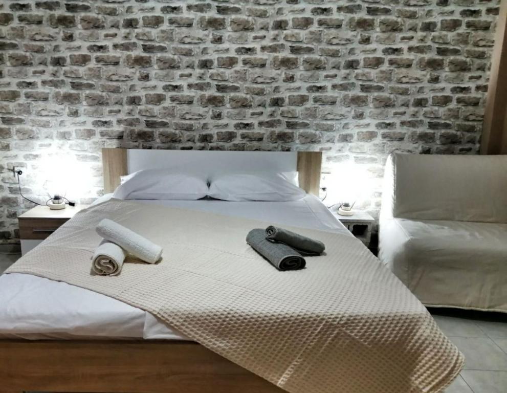 加拉塔斯Waterway view的一间卧室配有带两个枕头的床和砖墙