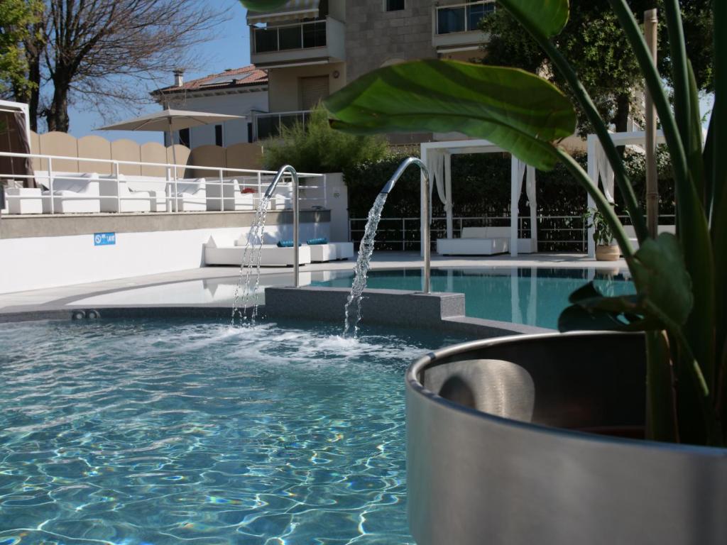 里米尼Oxygen Lifestyle Hotel的游泳池中间设有喷泉