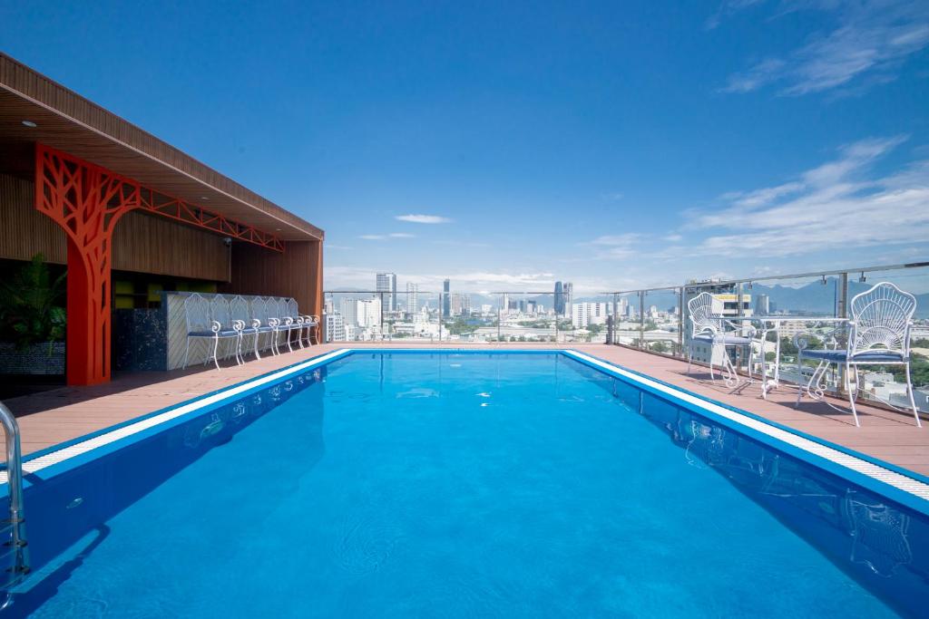 岘港Hai Trieu Hotel的建筑物屋顶上的游泳池