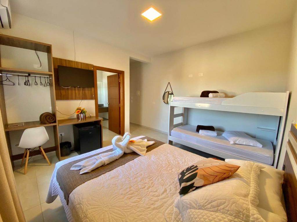 佩尼亚Pousada Villa Vantino的一间卧室配有两张床和一张双层床。