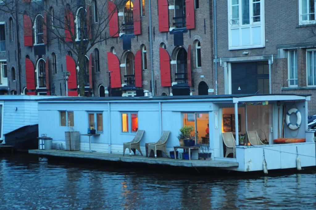 阿姆斯特丹顶楼船屋的水中船屋