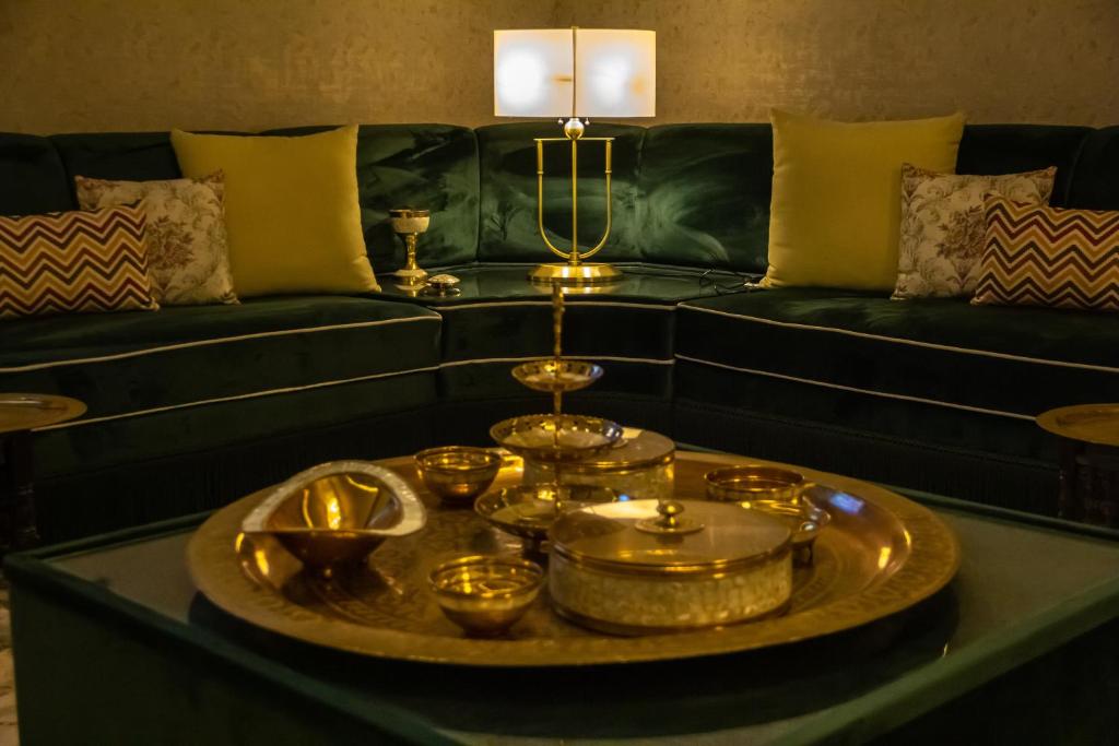 利雅德شاليه خاص的客厅配有沙发和带蜡烛的桌子
