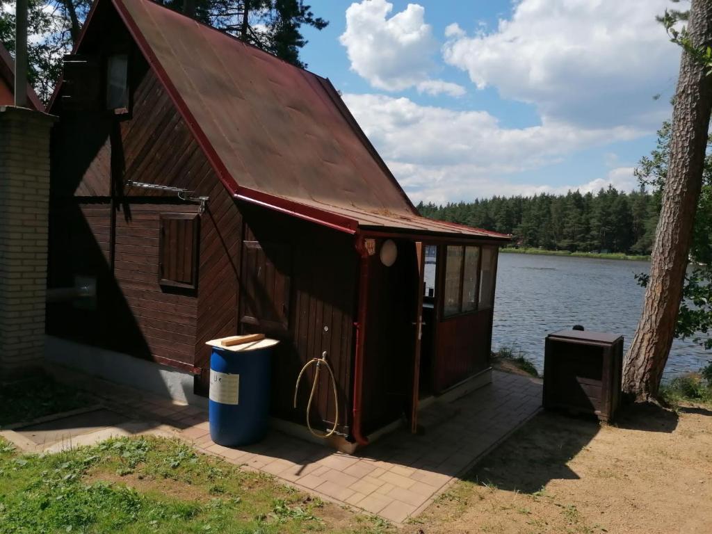 StrážChata Florián的湖畔小屋